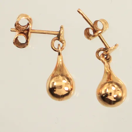 Ett par örhängen droppar, längd 14,5mm, bredd 6mm, omaka snurrebussar, 18K  Vikt: 1,3 g