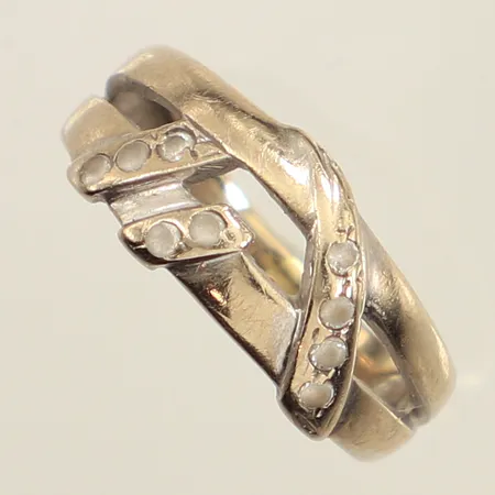 Ring med stenar, stl 17, bredd 3,3-8,5mm, vitguld, repig, skadade stenar, 14K  Vikt: 2,9 g