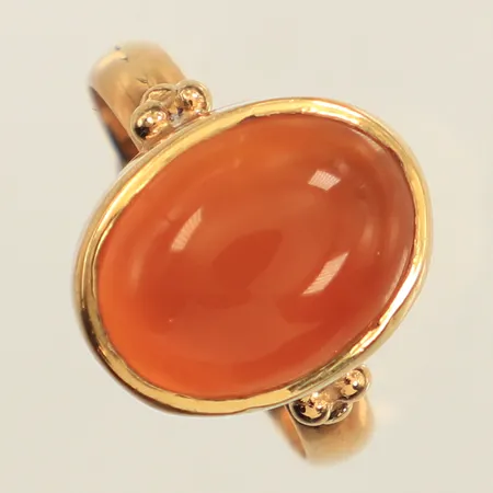 Ring med orange sten, möjligen spessartit, stl 18, bredd 3,3-15,5mm, 14K  Vikt: 5,3 g