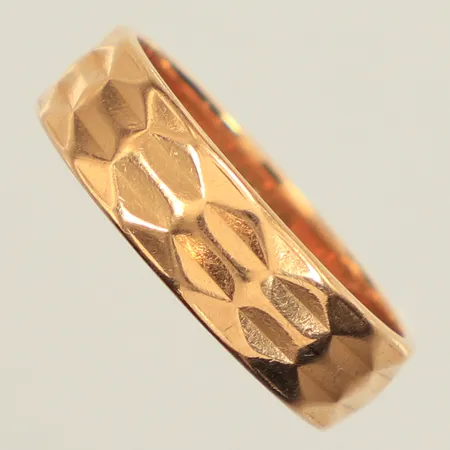 Ring, stl 18¼, bredd ca 5,8mm, gravyr, Finland, 18K Vikt: 5,4 g