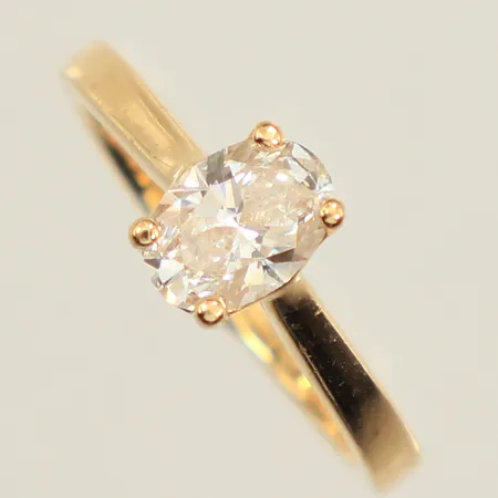 Ring med labbodlad diamant ca 0,75ct, stl 16¼, bredd ca 7,2mm, gravyr, Guldfynd, 18K Vikt: 3,3 g