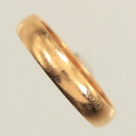 Ring, slät, stl 18¼, bredd ca 4mm, gravyr, 18K Vikt: 3,4 g