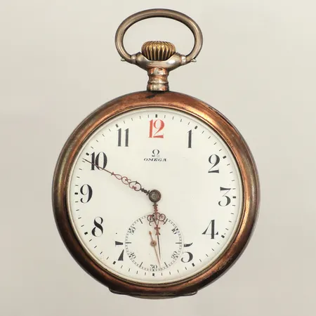 Fickur Omega, röd tolva, boetter i silver S800, manuell, 51mm, boettnr 5500020, serienr 4721570, liten sekundvisare, skadat glas och urtavla, bruttovikt 95g, inga tillbehör. 