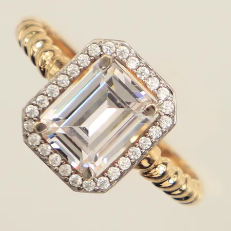 Ring med vita stenar, stl 17¾, bredd 2-11mm, 14K  Vikt: 2,3 g