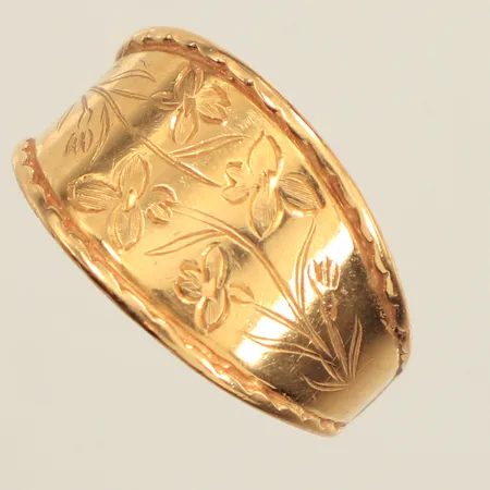 Ring, stl 16¾, bredd 4-11,7mm, BEH Bengt Hallberg Guldsmeds AB Köping 2003, 18K Vikt: 6,1 g