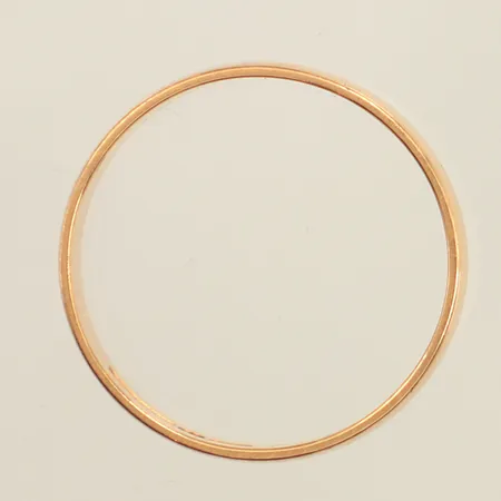 Ring slät, stl 18¾, bredd 4,5mm, gravyr, 18K  Vikt: 3,3 g