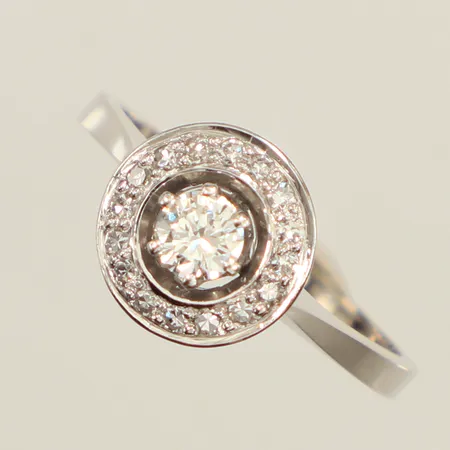 Ring med diamanter ca 1x 0,23ct, 16 x0,01ct, totalt 0,41ct, enligt gravyr , vitguld, stl 18, bredd ca 10mm, år 1967, 18K Vikt: 3,3 g