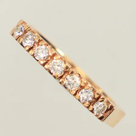 Ring med diamanter ca 7x 0,047ct,  totalt 0,33ct, W/P1, enligt gravyr, (1 sten indikerar på syntet) stl 17¾, bredd ca 3mm, Iduna Ab år 1995, 18K Vikt: 3,6 g