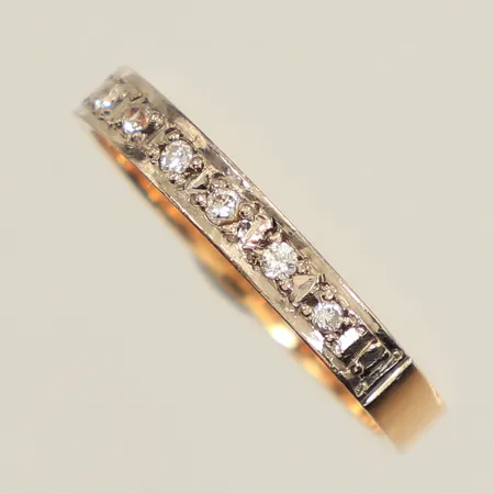 Ring med diamanter, 6x 0,02ct, 8/8-slipade, stl 18½, bredd ca 3mm, 18K Vikt: 2,7 g