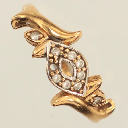 Ring med vita stenar, stl 18, bredd 2-9mm, sten saknas, 18K  Vikt: 3,2 g