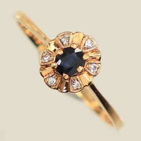 Ring med safir samt diamanter ca 6x 0,005ct, stl 17½, bredd ca 7,8mjm, Guldfynd, 18K Vikt: 1,6 g