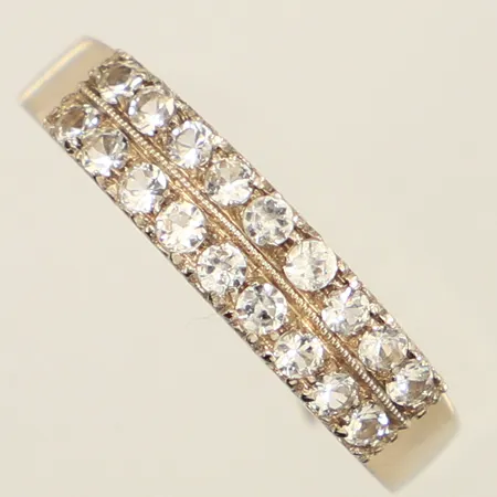 Ring med vita stenar, stl 17½, bredd 2,4-4,3mm, vitguld, 18K  Vikt: 2,4 g