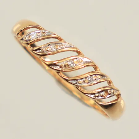 Ring med diamanter ca 5x 0,005ct, stl 16¾, bredd 4,4mm, Guldfynd, 18K Vikt: 1,3 g