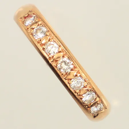 Ring halvallians med diamanter 7x ca 0,04ct totalt 0,31ct enligt gravyr, tre stenar indikerar på syntet, stl 18, bredd 3,8mm, Malmberg & Co Ernst Göteborg 1967, 18K  Vikt: 3,3 g