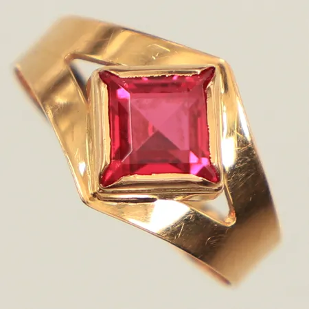 Ring med rosaröd sten, stl 16, bredd ca 10mm,  Waldemar Atelje Waldemar Jonsson år 1974, 18K Vikt: 1,9 g