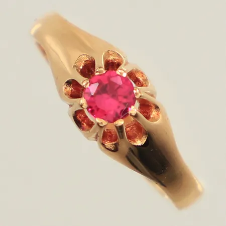 Ring med rosaröd sten, stl 15¾, bredd ca 6,5mm,  Bernhard Hertz Aktiebolaget år 1952, gravyr, 18K Vikt: 3,4 g