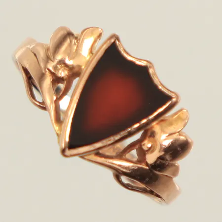 Ring med karneolplatta, stl 17¾, bredd ca 11mm, felstämplad, 14K Vikt: 3,2 g