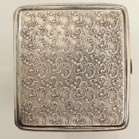 Cigarettetui med organisk dekor i relief, längd ca 9cm, bredd ca 8cm, stämplad: C.Mich (Christian Michelsen Köpenhamn),  830/1000 silver Vikt: 82,8 g