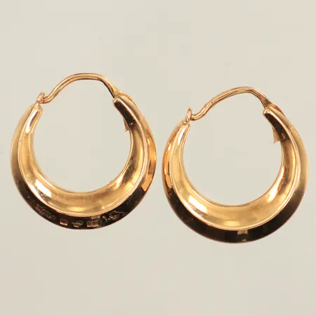 Ett par örhängen Creoler, Ø ca 17mm, bredd ca 3,9mm, Guldvaruaktiebolaget G. Dahlgren & Co Ab Malmö år 1961, något böjda stift, 18K Vikt: 2,2 g