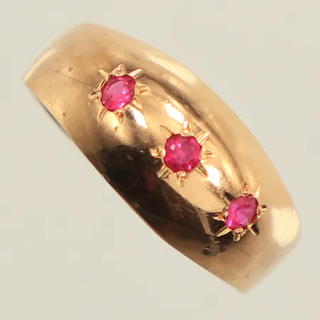 Ring med röda stenar, stl 16½, bredd ca 8mm, år 1963, 18K Vikt: 2,2 g