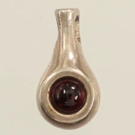 Hänge med röd sten, längd 14,5mm inklusive ögla, bredd 7,6mm, 925/1000 silver  Vikt: 2,3 g
