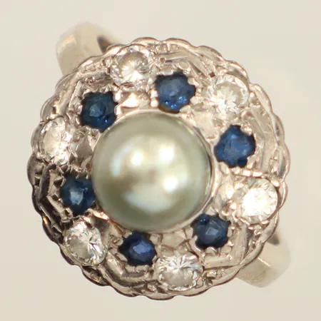 Ring med odlad pärla, blå stenar, möjligen safirer och diamanter 6x ca 0,08ct, stl 17½, bredd 2,4-16,5mm, vitguld, 14K  Vikt: 6,4 g