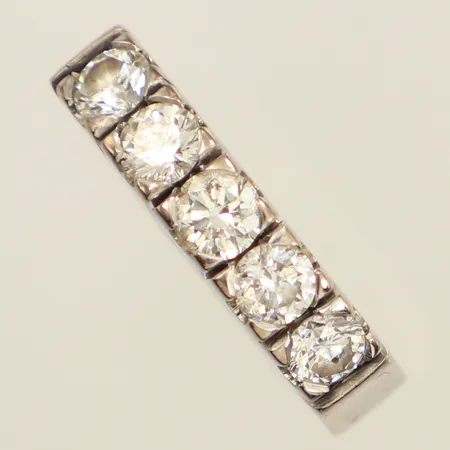 Ring halvallians med diamanter 5x ca 0,20ct totalt 1,00ct piqué enligt gravyr, en sten indikerar på syntet, stl 18, bredd 4,2-4,3mm, Schalin, vitguld, 18K  Vikt: 6,6 g