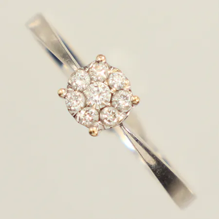 Ring med diamanter 1x ca 0,05ct, 7xca 0,01-0,02ct flertal indikerar på syntet, totalt 0,181ct enligt gravyr, stl 18½, bredd 1,7-5,3mm, vitguld, 18K  Vikt: 1,8 g