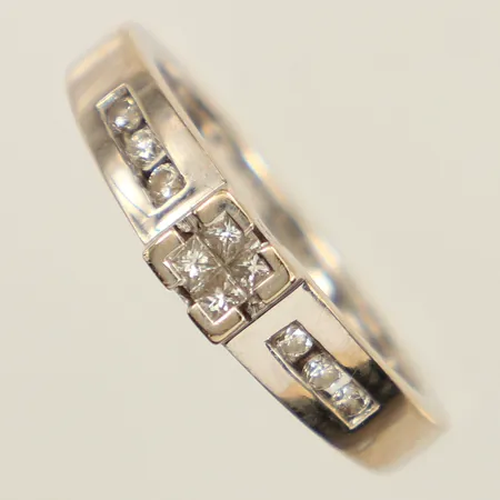 Ring med diamanter 4x ca 0,02ct prinsesslipade, 6x ca 0,02ct, stl 17, bredd 2-4,3mm, GHA, vitguld, 18K  Vikt: 4,8 g