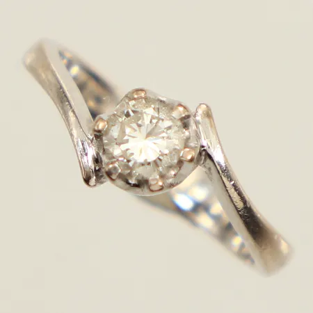 Ring med diamant ca 0,30ct, stl 15¾, bredd 2,7-7,9mm, vitguld, ostämplad, 14K  Vikt: 3 g