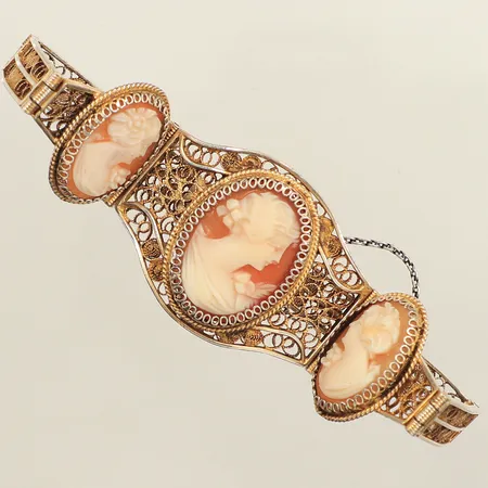 Armband i filigran med dekor av cameér, halvstelt, längd ca 17cm, bredd ca 6-2,4cm, delvis förgyllt, säkerhetskedja, skada på filigranet, 800/1000 silver Vikt: 15,2 g