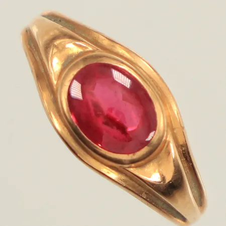 Ring med sten, defekt, bucklig, 18K Vikt: 2,4 g