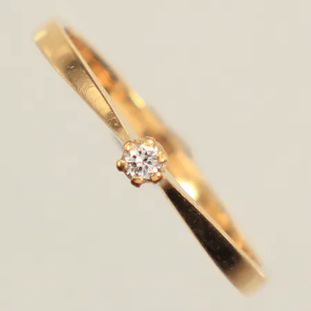 Ring med diamant ca 0,03ct, stl 19, bredd ca 2,8mm, 18K Vikt: 1,9 g