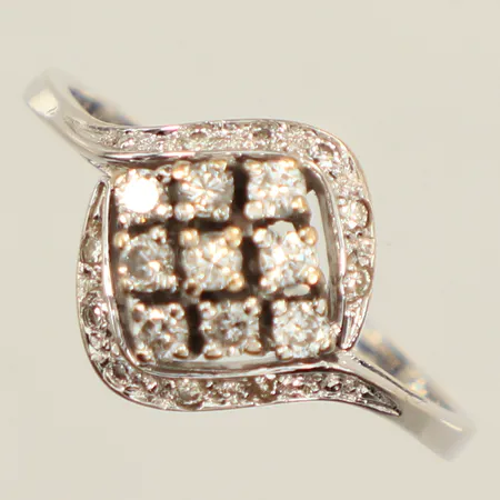 Ring med diamanter ca  9x 0,03ct +10x 0,01ct, vitguld, stl 19, bredd ca 12,3mm, 18K Vikt: 3,5 g