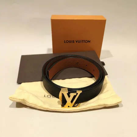 Skärp Louis Vuitton, LV Initials 30mm Reversible Belt, modell M9521, datumkod BC4135, 90cm, svart och brunt läder, slitage på gulmetall, kvitto Birger Jarlsgatan 2015, dustbag, kartong. 