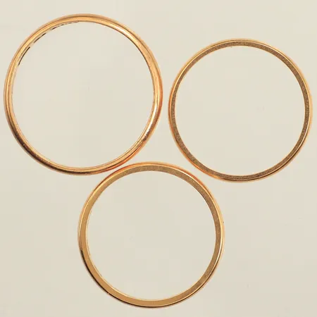Tre ringar, släta, gravyr, 18K Vikt: 9,8 g