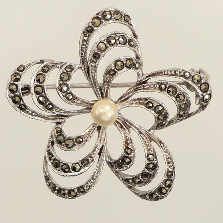 Brosch med pärla och markasiter, Ø ca 3,7cm, Italien, silver Vikt: 6,4 g