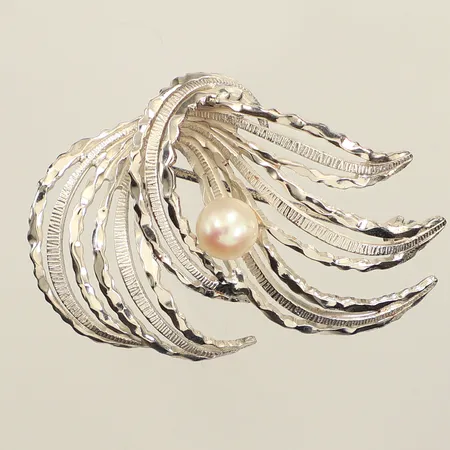 Brosch med pärla, ca 4cm, Andreas Daub Tyskland, 835/1000 silver Vikt: 6,1 g