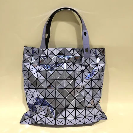 Väska, Bao Bao Issey Miyake, prism metallic tote, färg lavender, nylon,  höjd 39,5cm, bredd 39cm, BB48AG602, dustbag, smärre repig, kvitto från Club 21 Bangkok. 