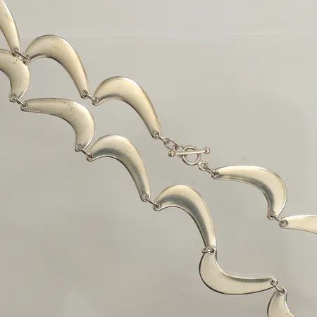 Collier Georg Jensen modell nr 276, Danmark, vågformade länkar med stavlås, ca 47cm, bredd ca 5-8mm,  bruksskick, 925/1000S Vikt: 60,5 g