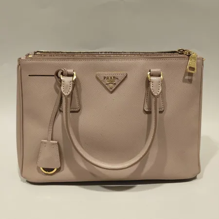 Väska, Prada, Galleria, Saffiano lux, cammeo, BN1801, mått ca 20x30x13,5cm, axelrem, bruksslitage med flertal fläckar, guldfärgade beslag med färgbortfall, gummibortfall kanter, cert från Suvarnabhumi Airport2013, dustbag, box. 