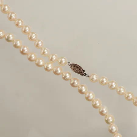Pärlcollier med odlade pärlor, ca 42cm, bredd ca 7mm, silverlås Vikt: 0 g