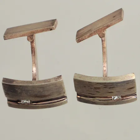 Ett par manschettknappar med vita stenar, längd ca 17mm, bredd ca 12mm, repiga, 925/1000 silver Vikt: 13 g