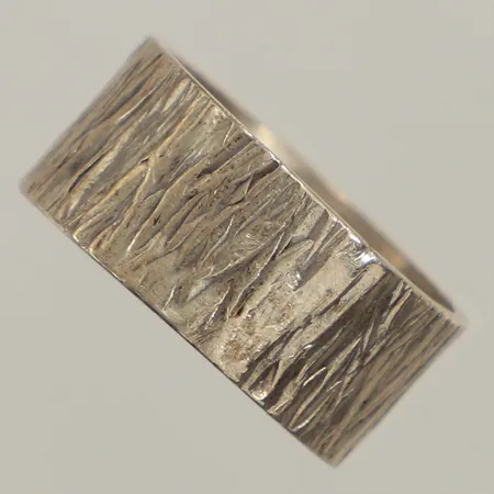 Ring, reliefmönstrad, stl 16¾, bredd ca 8,9mm, jack i skenan, Victor Janson Guldvaru Ab år 1996, silver Vikt: 3,9 g