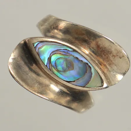 Ring med pärlemor, stl 18½, bredd ca 24mm, 925/1000 silver Vikt: 5,4 g