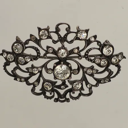 Brosch med fasettslipade vita stenar, längd ca 3,5cm, bredd ca 5cm, 925/1000 silver Vikt: 12,6 g