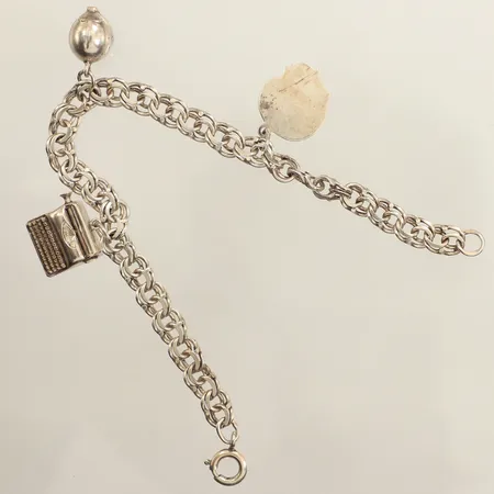 Armband Bismarck med tre berlocker, längd 19cm, bredd ca 6,5mm, silver  Vikt: 12,6 g