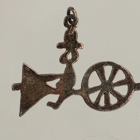 Hänge, längd inkl ögla ca 26mm, bredd ca 32mm, 925/1000 silver  Vikt: 2,2 g