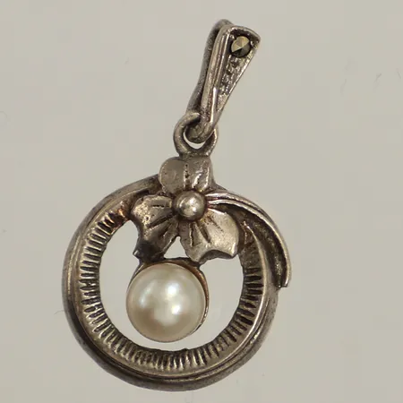 Hänge med markasiter samt pärla, längd inkl ögla ca 23mm, bredd ca 14mm, sterling Vikt: 2,1 g