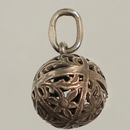 Hänge, längd inkl ögla ca 15mm, bredd ca 12mm, otydliga stämplar, silver Vikt: 1,8 g